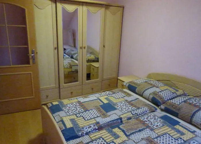 Dum V Mnichove Hradisti Se Zahradou *